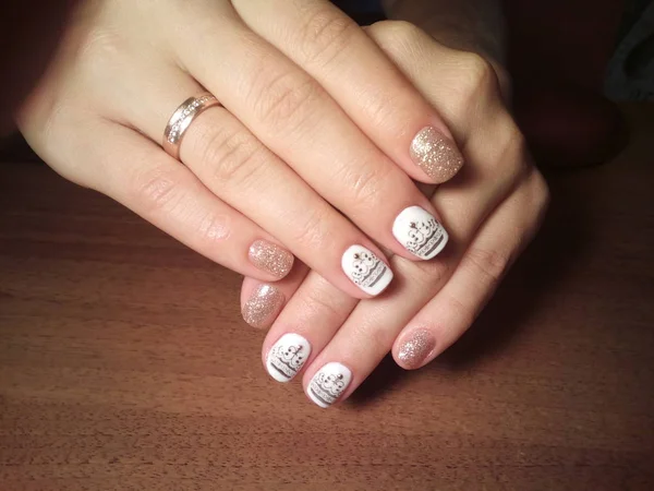 Manikürcü onu mükemmel bir manikürcüye dönüştürdü. Ellerinde cilalı jöle vardı ve müşteri mutluydu.