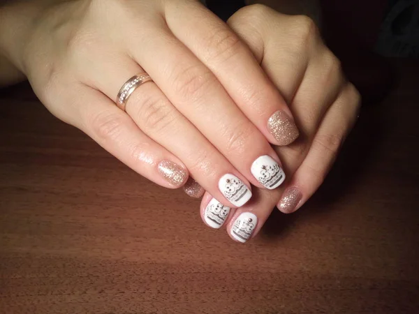 Manikürcü onu mükemmel bir manikürcüye dönüştürdü. Ellerinde cilalı jöle vardı ve müşteri mutluydu.