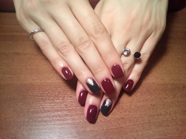 Manikürcü onu mükemmel bir manikürcüye dönüştürdü. Ellerinde cilalı jöle vardı ve müşteri mutluydu.