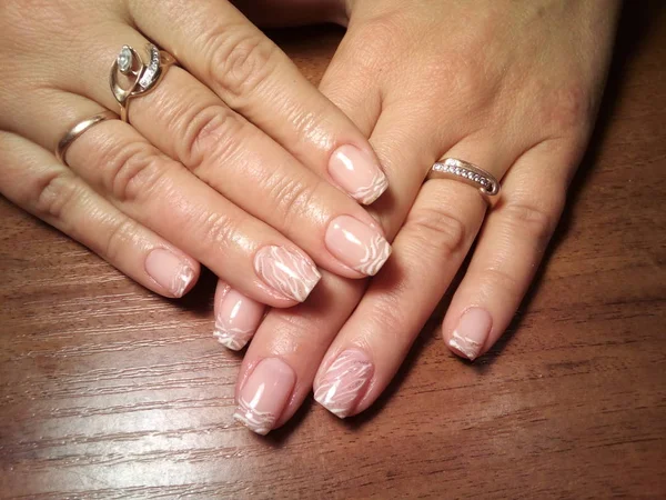 Manikürcü onu mükemmel bir manikürcüye dönüştürdü. Ellerinde cilalı jöle vardı ve müşteri mutluydu.