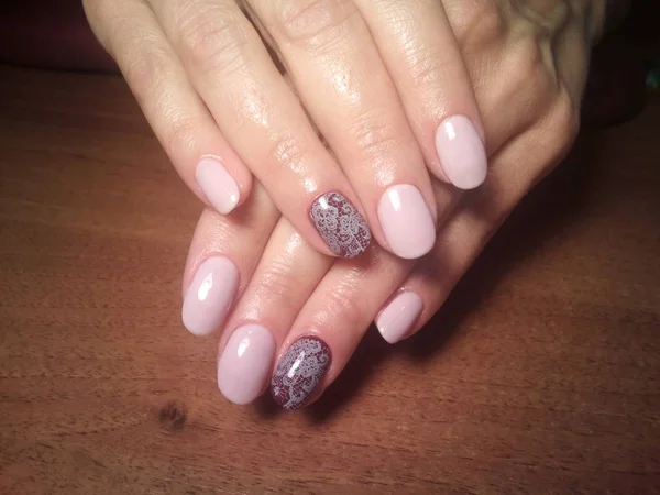 Manikürcü onu mükemmel bir manikürcüye dönüştürdü. Ellerinde cilalı jöle vardı ve müşteri mutluydu.