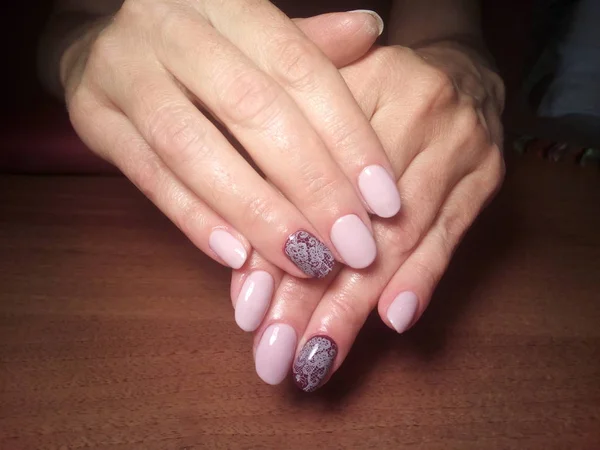 Manicurista Hizo Excelentemente Trabajo Una Hermosa Manicura Con Gel Polaco — Foto de Stock