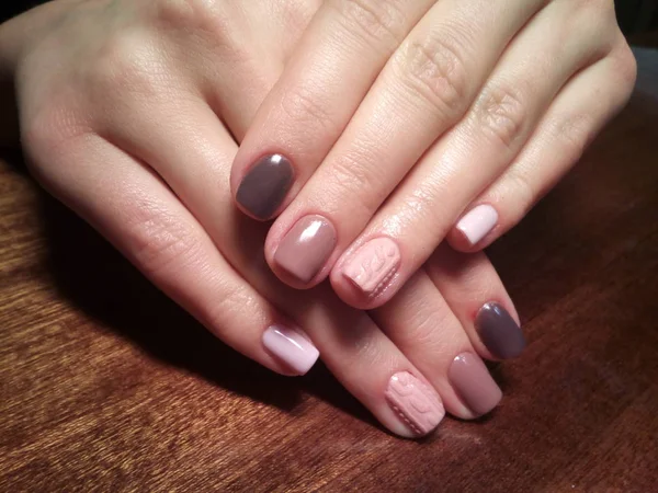 Manikürcü onu mükemmel bir manikürcüye dönüştürdü. Ellerinde cilalı jöle vardı ve müşteri mutluydu.