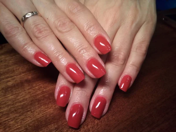 Manikürcü onu mükemmel bir manikürcüye dönüştürdü. Ellerinde cilalı jöle vardı ve müşteri mutluydu.