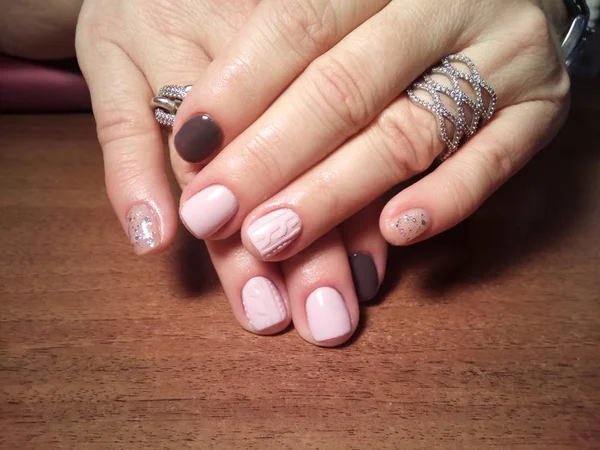 Manikürcü onu mükemmel bir manikürcüye dönüştürdü. Ellerinde cilalı jöle vardı ve müşteri mutluydu.