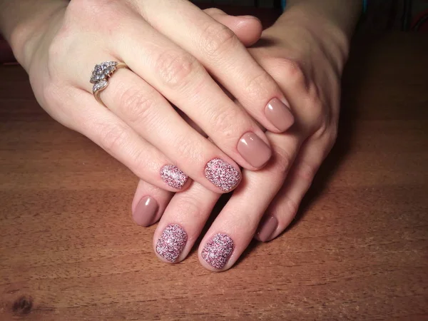 Manikürcü onu mükemmel bir manikürcüye dönüştürdü. Ellerinde cilalı jöle vardı ve müşteri mutluydu.