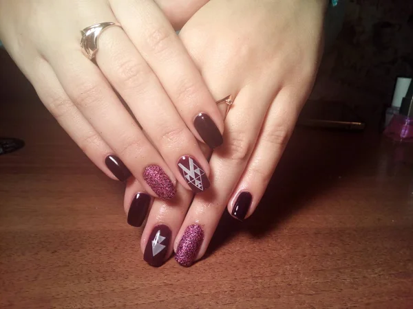 Manikürcü onu mükemmel bir manikürcüye dönüştürdü. Ellerinde cilalı jöle vardı ve müşteri mutluydu.