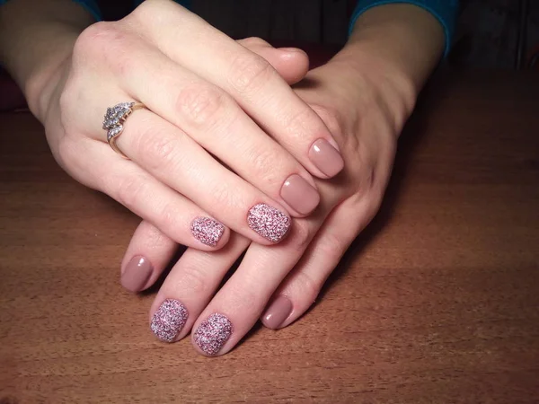 Manikürcü onu mükemmel bir manikürcüye dönüştürdü. Ellerinde cilalı jöle vardı ve müşteri mutluydu.