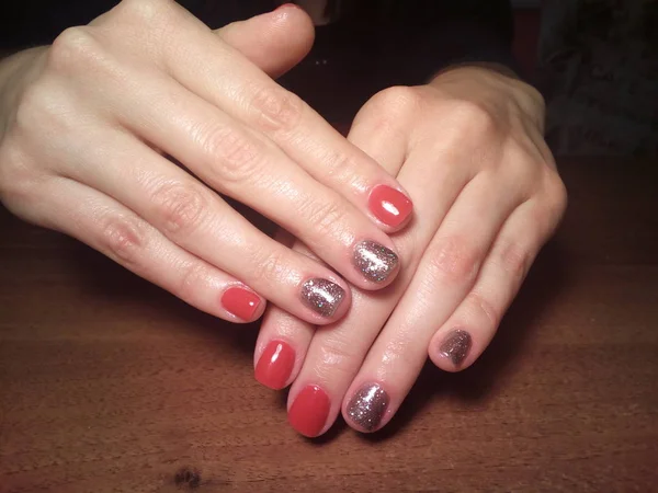 Manikürcü onu mükemmel bir manikürcüye dönüştürdü. Ellerinde cilalı jöle vardı ve müşteri mutluydu.