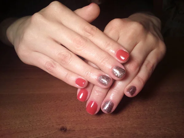 Manikürcü onu mükemmel bir manikürcüye dönüştürdü. Ellerinde cilalı jöle vardı ve müşteri mutluydu.