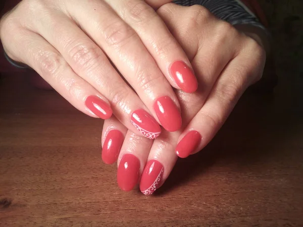 Manikürcü onu mükemmel bir manikürcüye dönüştürdü. Ellerinde cilalı jöle vardı ve müşteri mutluydu.