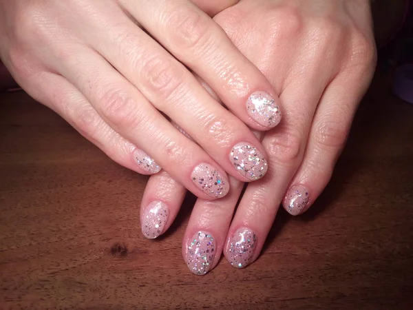 Manikürcü onu mükemmel bir manikürcüye dönüştürdü. Ellerinde cilalı jöle vardı ve müşteri mutluydu.