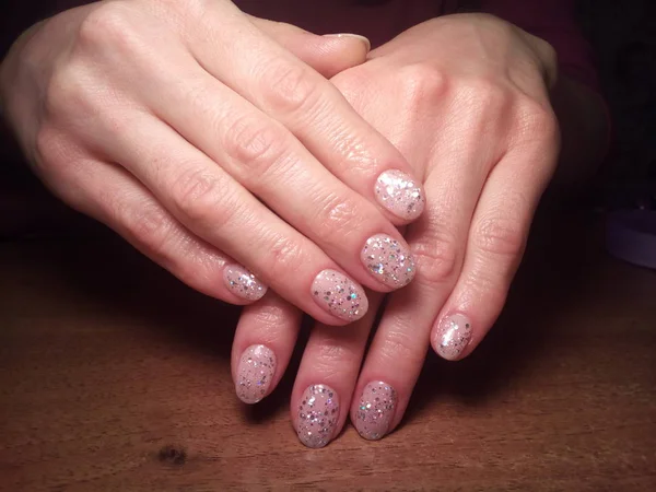 Manikürcü onu mükemmel bir manikürcüye dönüştürdü. Ellerinde cilalı jöle vardı ve müşteri mutluydu.