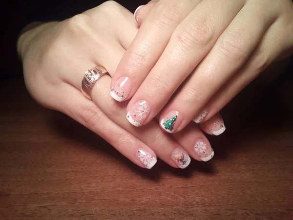 Manikürcü onu mükemmel bir manikürcüye dönüştürdü. Ellerinde cilalı jöle vardı ve müşteri mutluydu.