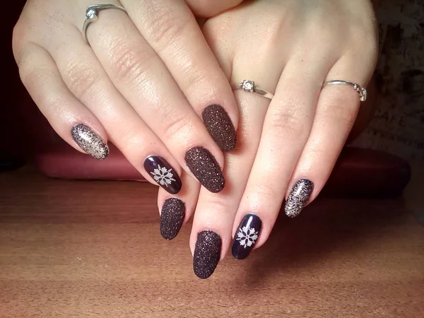 Manikürcü onu mükemmel bir manikürcüye dönüştürdü. Ellerinde cilalı jöle vardı ve müşteri mutluydu.