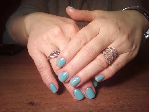 Manikürcü onu mükemmel bir manikürcüye dönüştürdü. Ellerinde cilalı jöle vardı ve müşteri mutluydu.