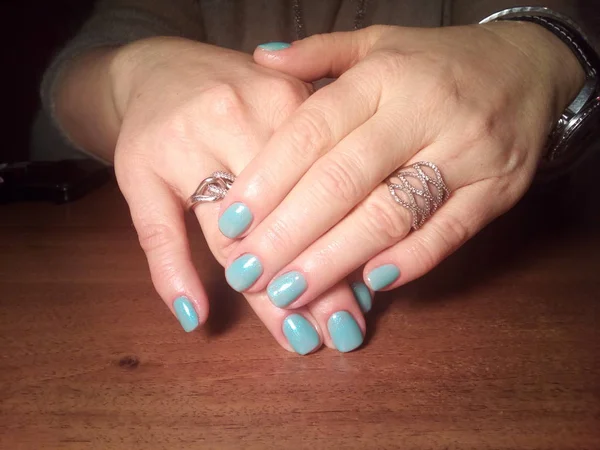 Manikürcü onu mükemmel bir manikürcüye dönüştürdü. Ellerinde cilalı jöle vardı ve müşteri mutluydu.