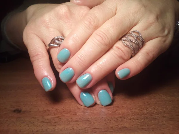 Manikürcü onu mükemmel bir manikürcüye dönüştürdü. Ellerinde cilalı jöle vardı ve müşteri mutluydu.