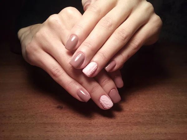 Manicurista Hizo Excelentemente Trabajo Una Hermosa Manicura Con Gel Polaco —  Fotos de Stock