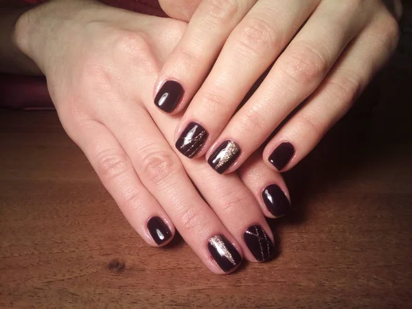 Manikürcü onu mükemmel bir manikürcüye dönüştürdü. Ellerinde cilalı jöle vardı ve müşteri mutluydu.