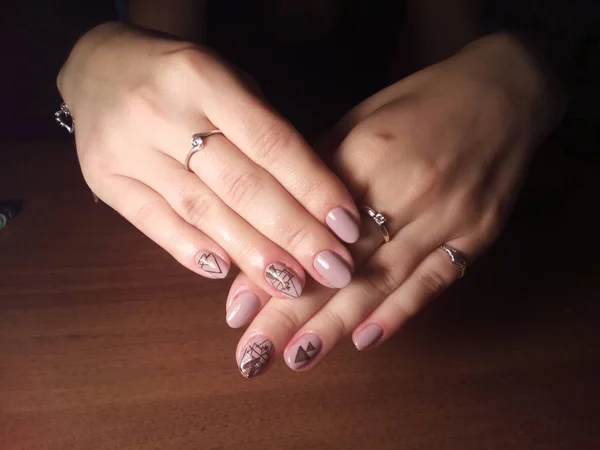 Manicurista Hizo Excelentemente Trabajo Una Hermosa Manicura Con Gel Polaco —  Fotos de Stock