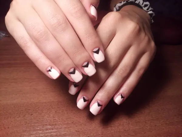 Manikürcü onu mükemmel bir manikürcüye dönüştürdü. Ellerinde cilalı jöle vardı ve müşteri mutluydu.