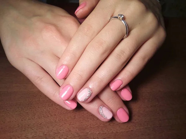 Manikürcü onu mükemmel bir manikürcüye dönüştürdü. Ellerinde cilalı jöle vardı ve müşteri mutluydu.