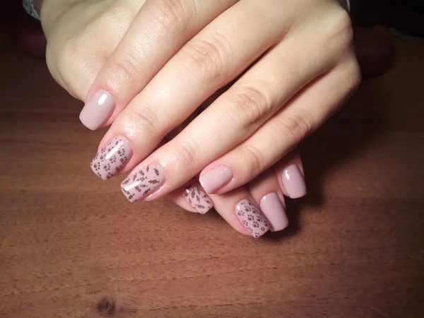 Manikürcü onu mükemmel bir manikürcüye dönüştürdü. Ellerinde cilalı jöle vardı ve müşteri mutluydu.