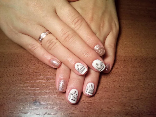 Manikürcü onu mükemmel bir manikürcüye dönüştürdü. Ellerinde cilalı jöle vardı ve müşteri mutluydu.