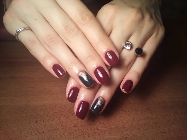 Manikürcü onu mükemmel bir manikürcüye dönüştürdü. Ellerinde cilalı jöle vardı ve müşteri mutluydu.