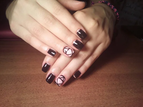 Manikürcü onu mükemmel bir manikürcüye dönüştürdü. Ellerinde cilalı jöle vardı ve müşteri mutluydu.