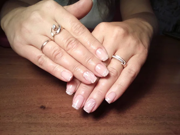 Manikürcü onu mükemmel bir manikürcüye dönüştürdü. Ellerinde cilalı jöle vardı ve müşteri mutluydu.