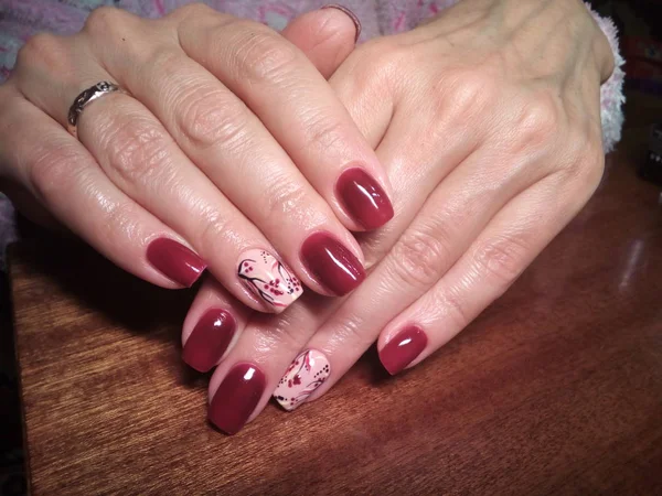 Manikürcü onu mükemmel bir manikürcüye dönüştürdü. Ellerinde cilalı jöle vardı ve müşteri mutluydu.