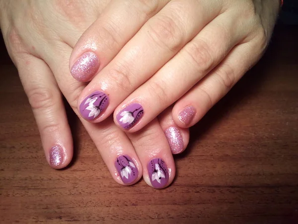 Manikürcü onu mükemmel bir manikürcüye dönüştürdü. Ellerinde cilalı jöle vardı ve müşteri mutluydu.