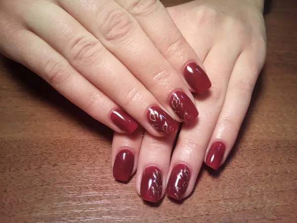 Manikürcü onu mükemmel bir manikürcüye dönüştürdü. Ellerinde cilalı jöle vardı ve müşteri mutluydu.