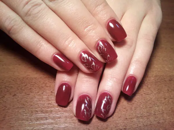 Manikürcü onu mükemmel bir manikürcüye dönüştürdü. Ellerinde cilalı jöle vardı ve müşteri mutluydu.