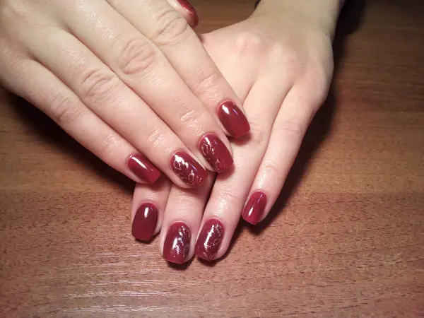 Manikürcü onu mükemmel bir manikürcüye dönüştürdü. Ellerinde cilalı jöle vardı ve müşteri mutluydu.