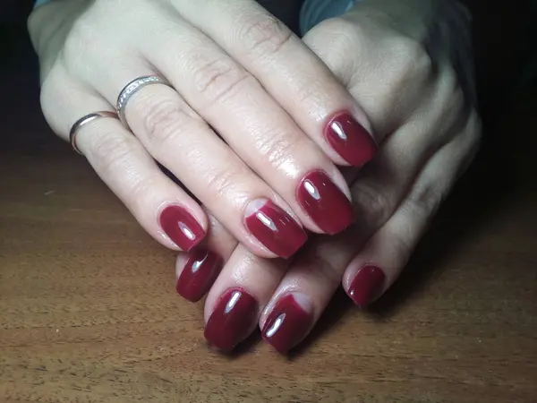 Manikürcü onu mükemmel bir manikürcüye dönüştürdü. Ellerinde cilalı jöle vardı ve müşteri mutluydu.