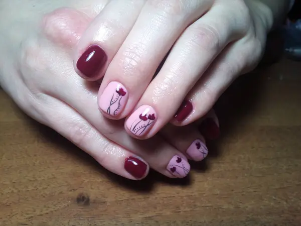 Manikürcü onu mükemmel bir manikürcüye dönüştürdü. Ellerinde cilalı jöle vardı ve müşteri mutluydu.