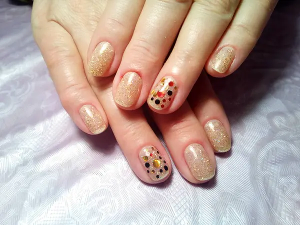 Manikürcü onu mükemmel bir manikürcüye dönüştürdü. Ellerinde cilalı jöle vardı ve müşteri mutluydu.