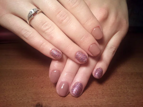 Manikürcü onu mükemmel bir manikürcüye dönüştürdü. Ellerinde cilalı jöle vardı ve müşteri mutluydu.