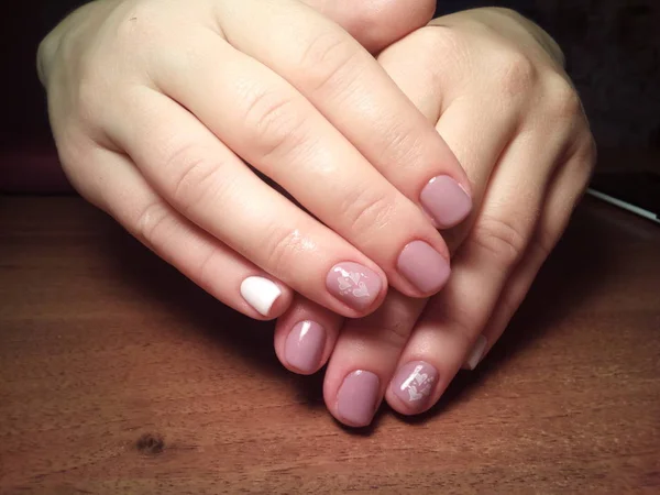 Manicurista Hizo Excelentemente Trabajo Una Hermosa Manicura Con Gel Polaco —  Fotos de Stock