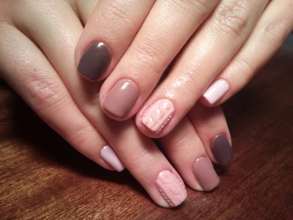 Manikürcü onu mükemmel bir manikürcüye dönüştürdü. Ellerinde cilalı jöle vardı ve müşteri mutluydu.