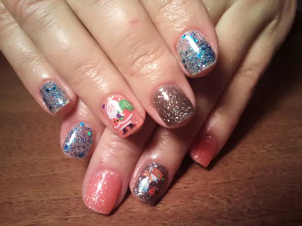 Manikürcü onu mükemmel bir manikürcüye dönüştürdü. Ellerinde cilalı jöle vardı ve müşteri mutluydu.