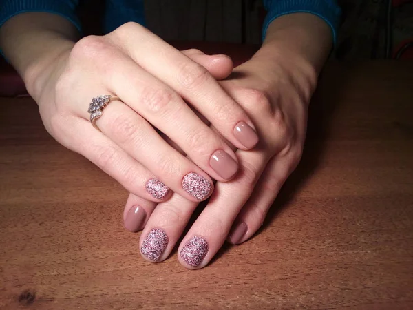 Manikürcü onu mükemmel bir manikürcüye dönüştürdü. Ellerinde cilalı jöle vardı ve müşteri mutluydu.