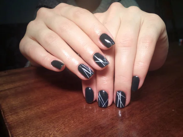 Manikürcü onu mükemmel bir manikürcüye dönüştürdü. Ellerinde cilalı jöle vardı ve müşteri mutluydu.