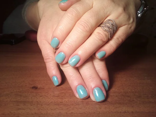 Manikürcü onu mükemmel bir manikürcüye dönüştürdü. Ellerinde cilalı jöle vardı ve müşteri mutluydu.