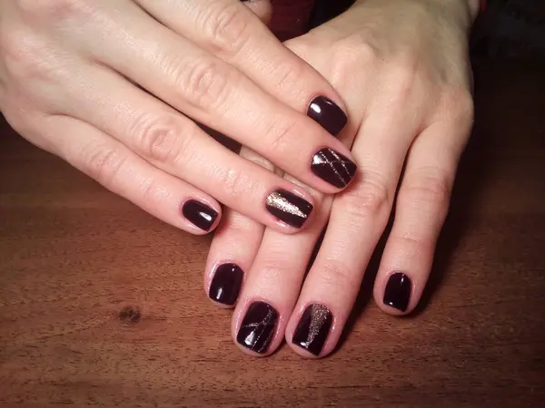 Manikürcü onu mükemmel bir manikürcüye dönüştürdü. Ellerinde cilalı jöle vardı ve müşteri mutluydu.