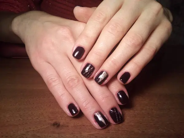 Manikürcü onu mükemmel bir manikürcüye dönüştürdü. Ellerinde cilalı jöle vardı ve müşteri mutluydu.