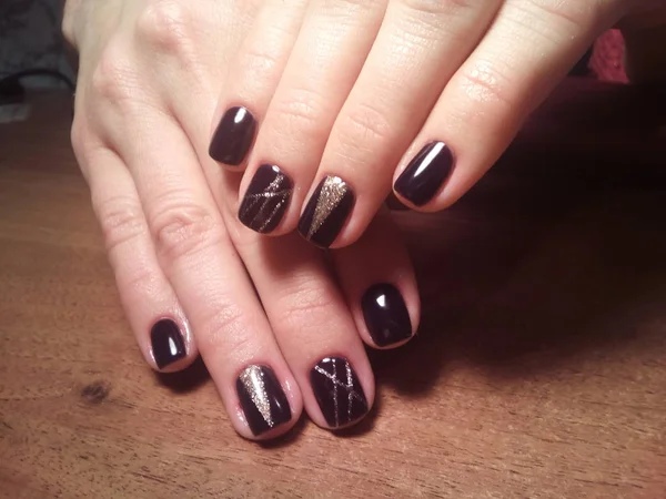 Manikürcü onu mükemmel bir manikürcüye dönüştürdü. Ellerinde cilalı jöle vardı ve müşteri mutluydu.